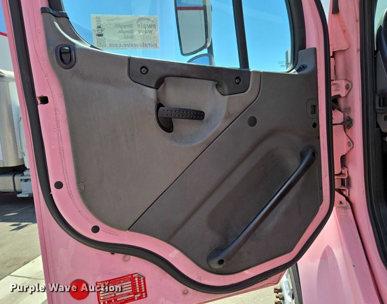 image for item EC1088 2013 Freightliner M2106 box truck