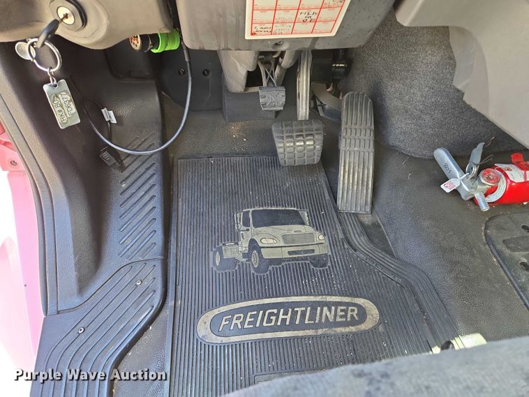 image for item EC1088 2013 Freightliner M2106 box truck