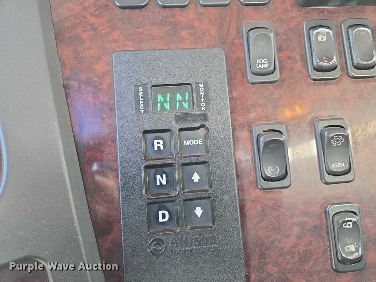 image for item EC1088 2013 Freightliner M2106 box truck