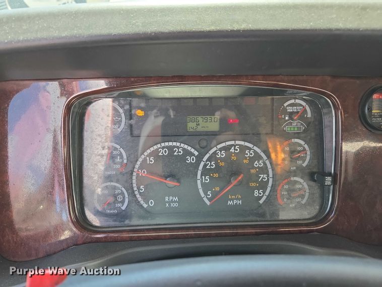 image for item EC1088 2013 Freightliner M2106 box truck