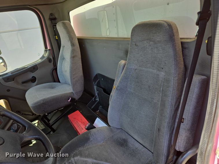 image for item EC1088 2013 Freightliner M2106 box truck