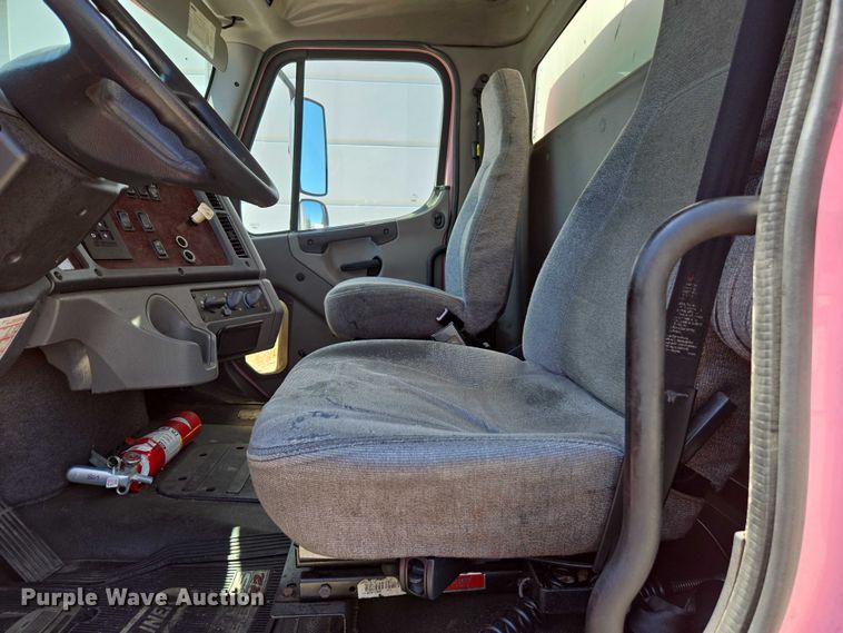 image for item EC1088 2013 Freightliner M2106 box truck