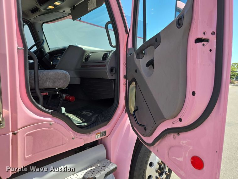 image for item EC1088 2013 Freightliner M2106 box truck