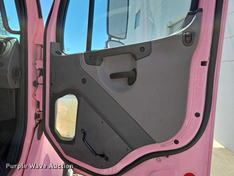 image for item EC1088 2013 Freightliner M2106 box truck