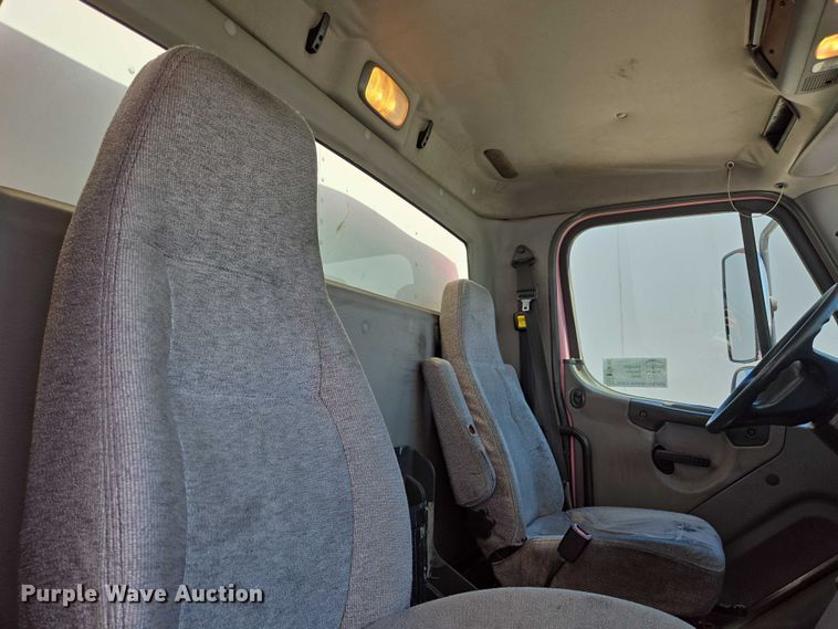 image for item EC1088 2013 Freightliner M2106 box truck