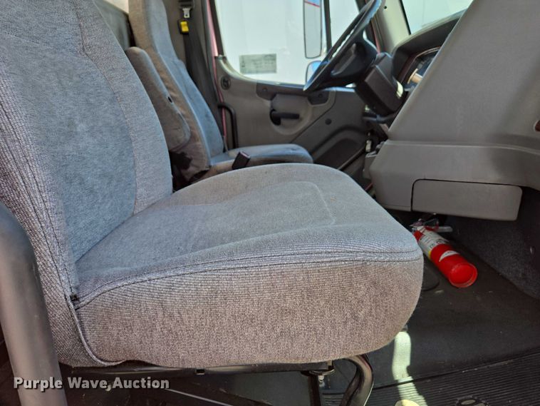 image for item EC1088 2013 Freightliner M2106 box truck