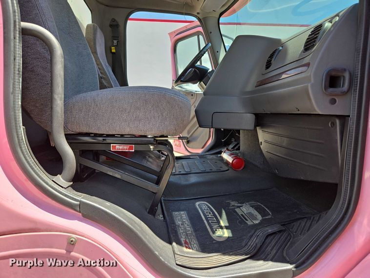 image for item EC1088 2013 Freightliner M2106 box truck