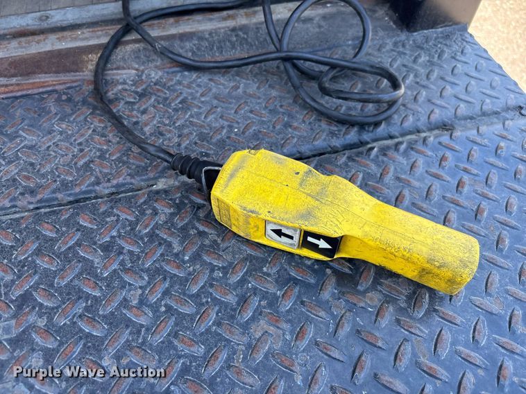 image for item EC1089 2013 Freightliner M2106 box truck