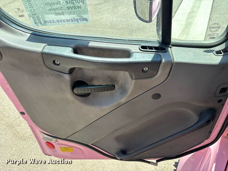 image for item EC1089 2013 Freightliner M2106 box truck