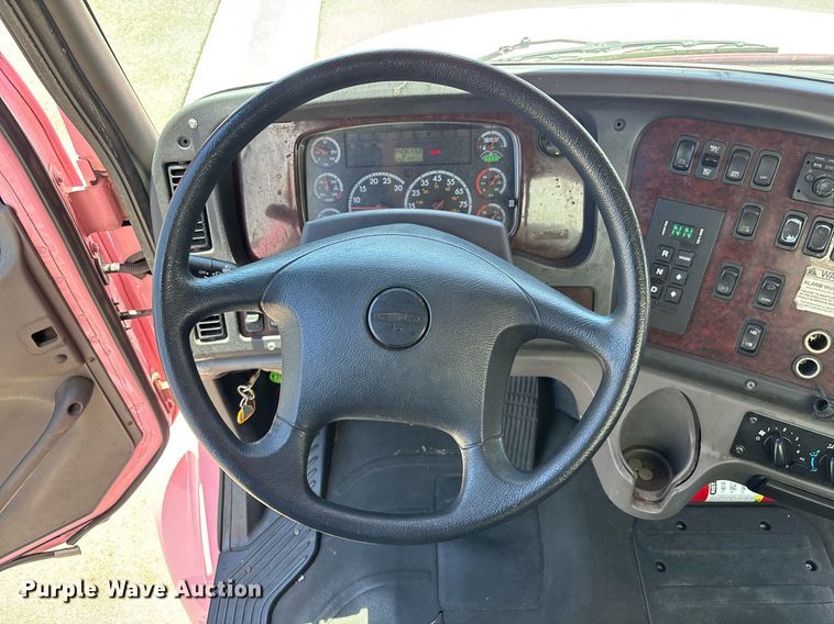 image for item EC1089 2013 Freightliner M2106 box truck