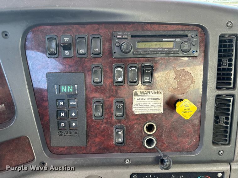 image for item EC1089 2013 Freightliner M2106 box truck