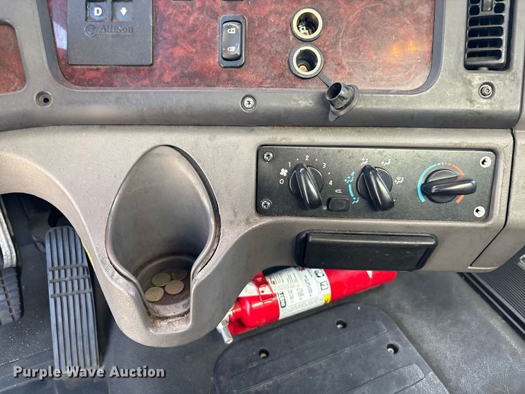 image for item EC1089 2013 Freightliner M2106 box truck