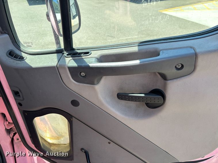 image for item EC1089 2013 Freightliner M2106 box truck