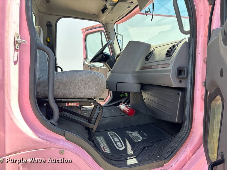 image for item EC1089 2013 Freightliner M2106 box truck