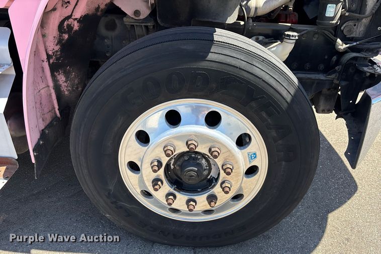 image for item EC1089 2013 Freightliner M2106 box truck