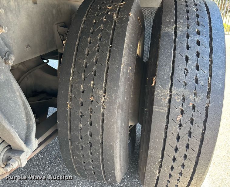 image for item EC1089 2013 Freightliner M2106 box truck