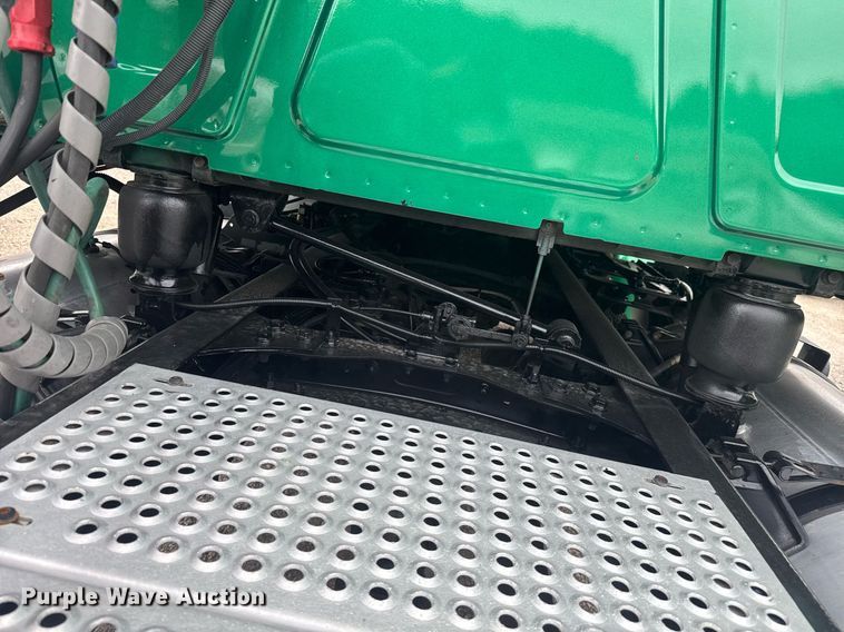 image for item EC3648 2020 International LT625 semi truck