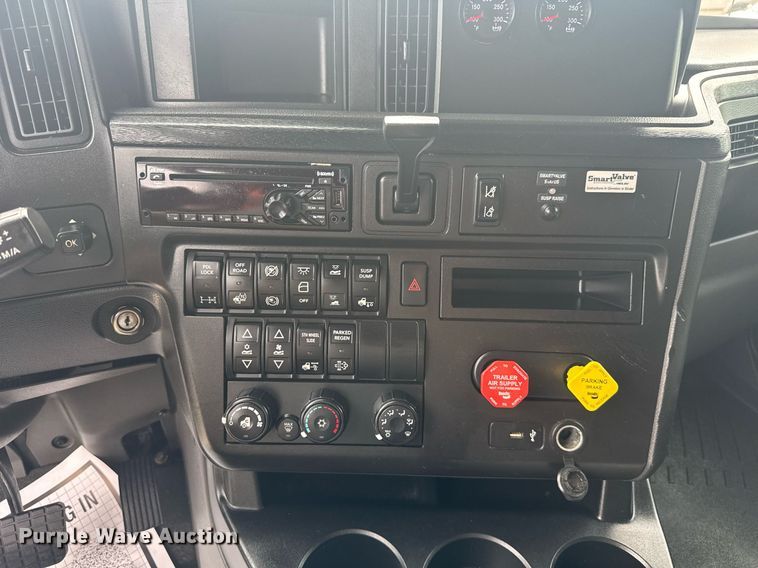 image for item EC3648 2020 International LT625 semi truck