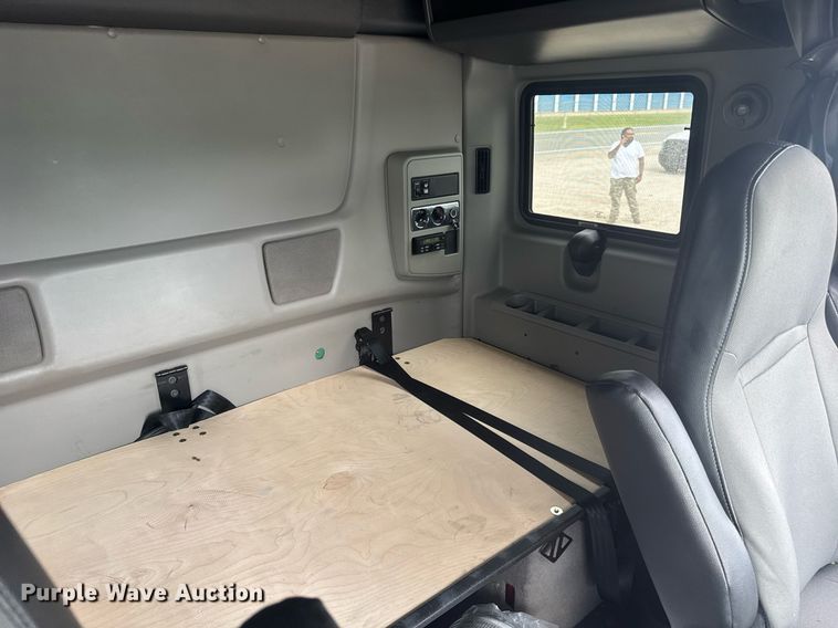 image for item EC3648 2020 International LT625 semi truck