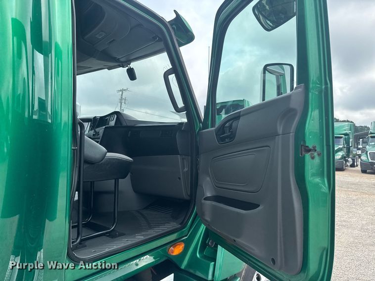 image for item EC3648 2020 International LT625 semi truck