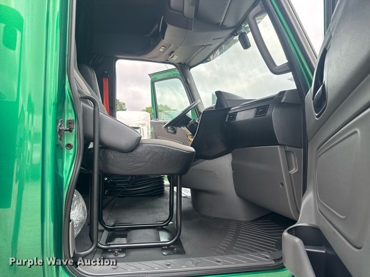 image for item EC3648 2020 International LT625 semi truck