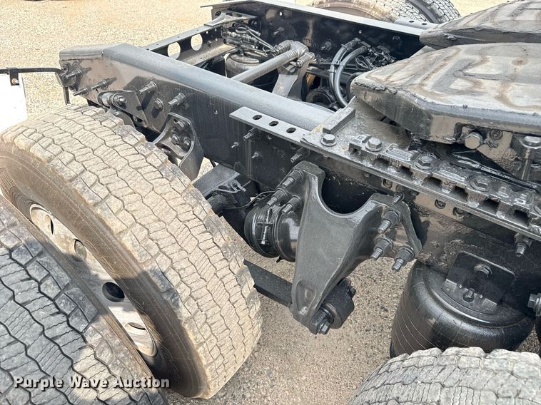 image for item EC3650 2020 International LT625 semi truck