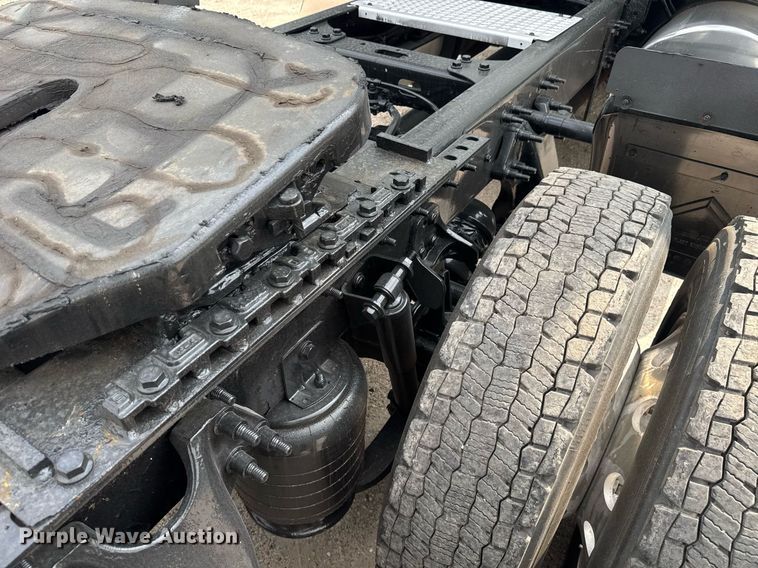 image for item EC3650 2020 International LT625 semi truck