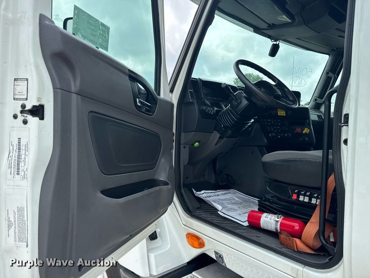 image for item EC3650 2020 International LT625 semi truck