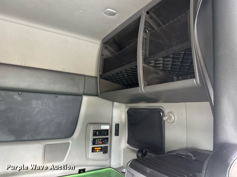 image for item EC3650 2020 International LT625 semi truck