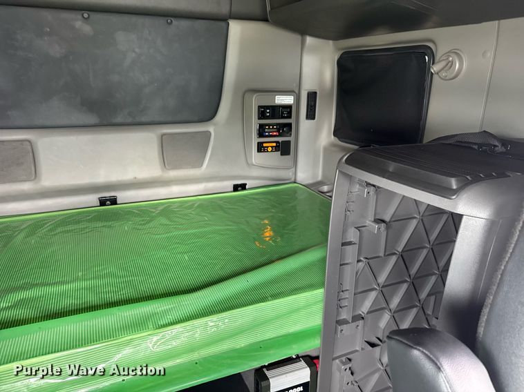 image for item EC3650 2020 International LT625 semi truck