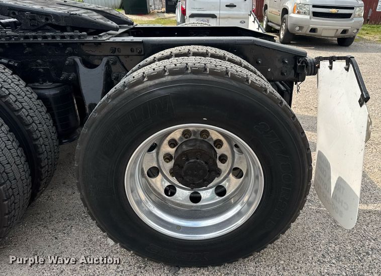 image for item EC3650 2020 International LT625 semi truck