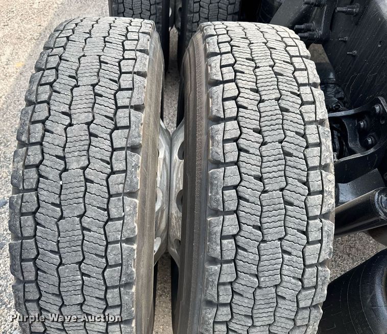 image for item EC3650 2020 International LT625 semi truck