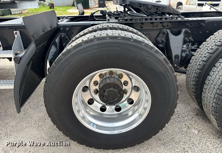 image for item EC3650 2020 International LT625 semi truck