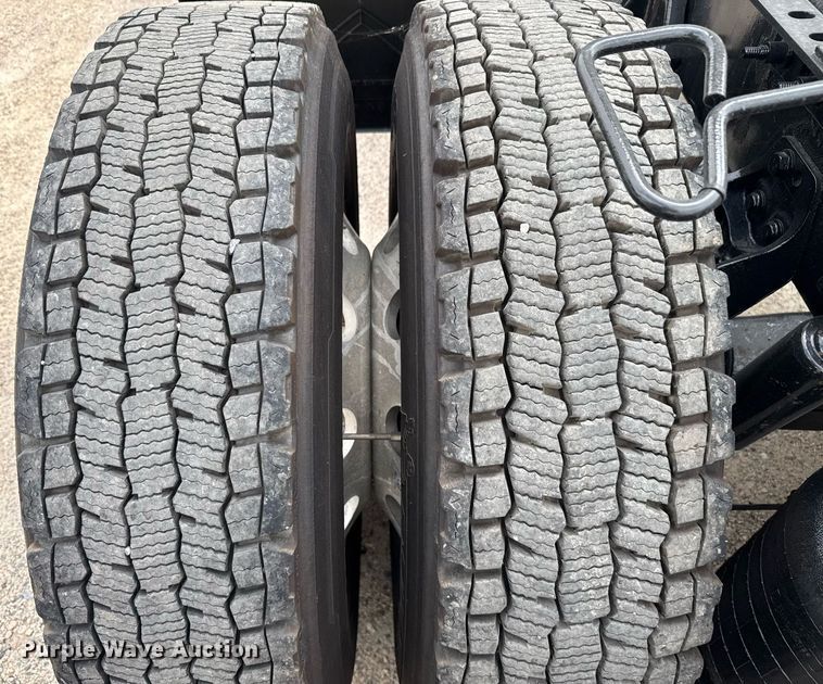 image for item EC3650 2020 International LT625 semi truck