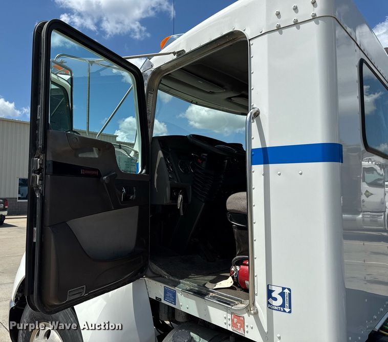 image for item ED4273 2011 Kenworth T370  truck cab and chassis