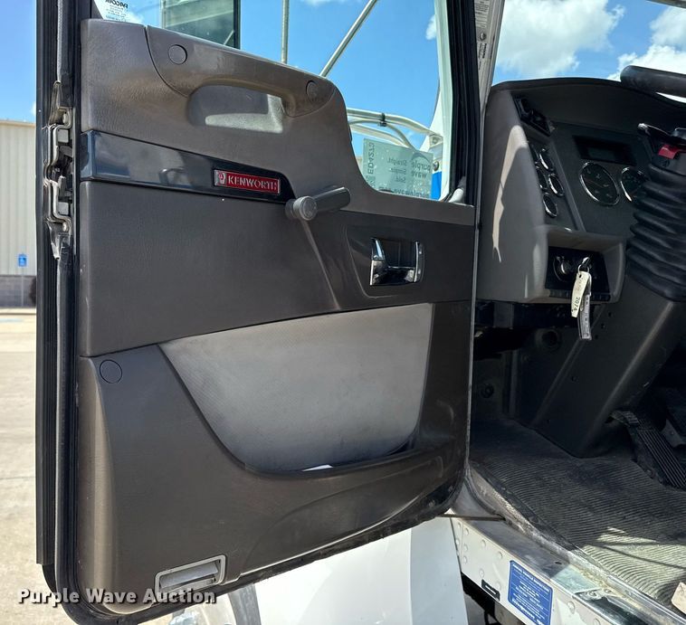 image for item ED4273 2011 Kenworth T370  truck cab and chassis