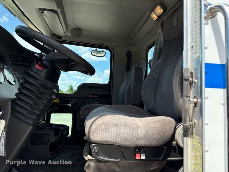image for item ED4273 2011 Kenworth T370  truck cab and chassis