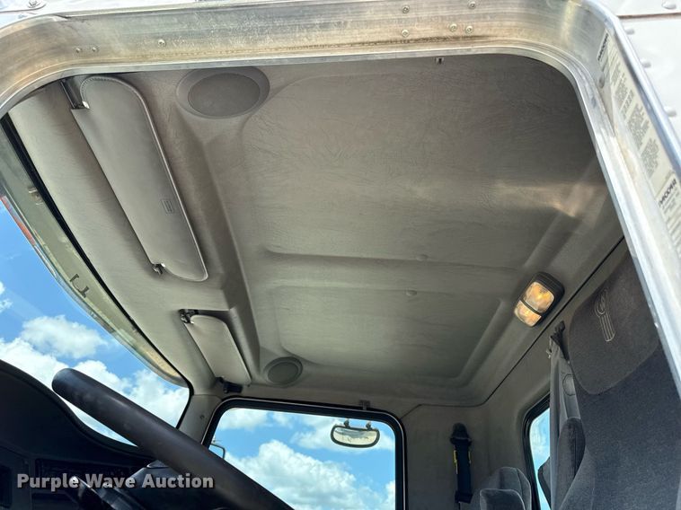 image for item ED4273 2011 Kenworth T370  truck cab and chassis