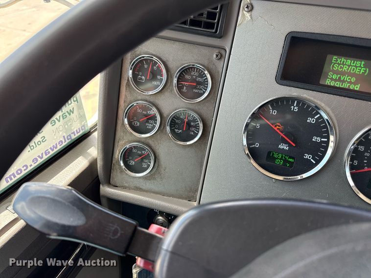 image for item ED4273 2011 Kenworth T370  truck cab and chassis