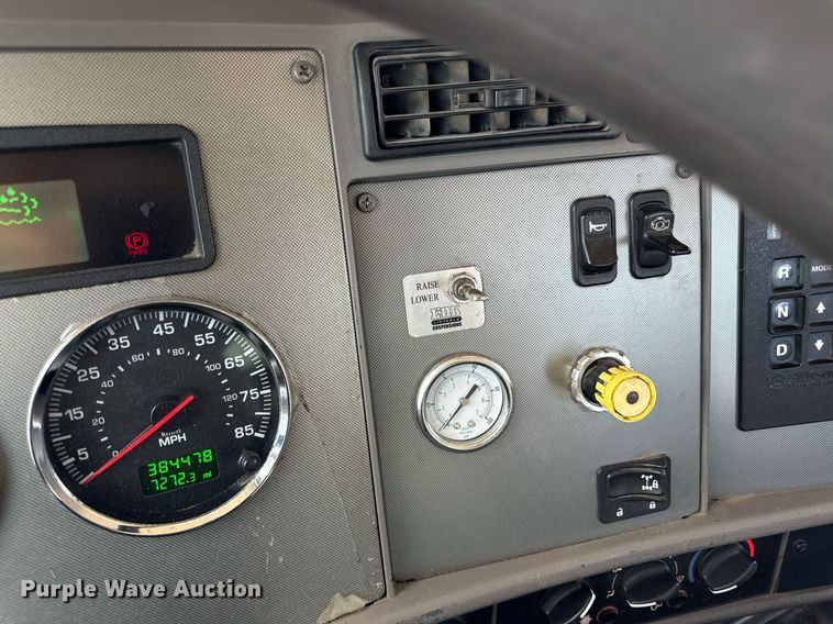 image for item ED4273 2011 Kenworth T370  truck cab and chassis