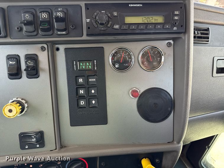 image for item ED4273 2011 Kenworth T370  truck cab and chassis