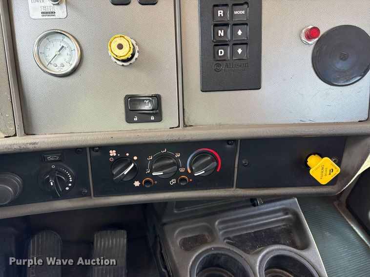 image for item ED4273 2011 Kenworth T370  truck cab and chassis