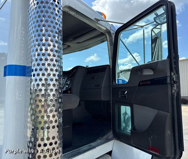 image for item ED4273 2011 Kenworth T370  truck cab and chassis