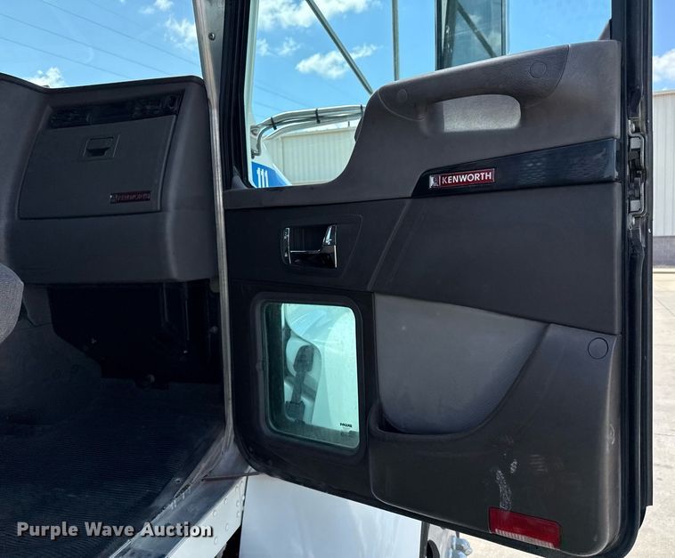 image for item ED4273 2011 Kenworth T370  truck cab and chassis