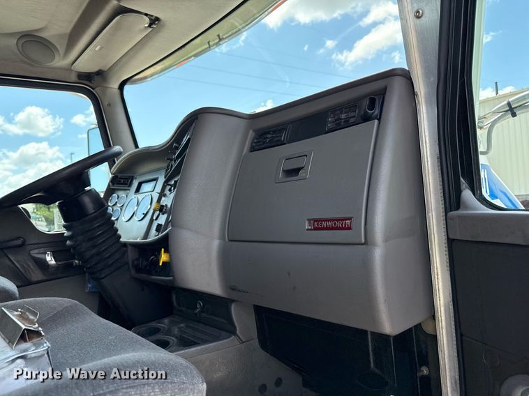 image for item ED4273 2011 Kenworth T370  truck cab and chassis