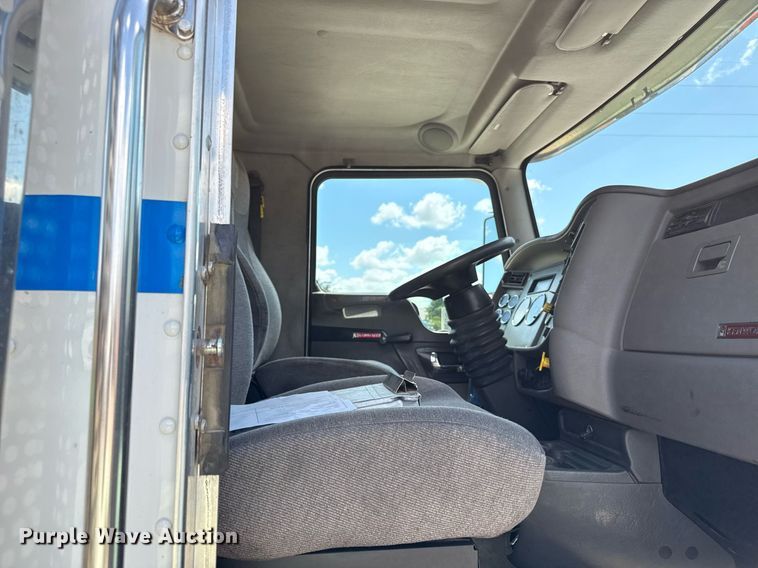 image for item ED4273 2011 Kenworth T370  truck cab and chassis