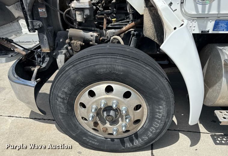 image for item ED4273 2011 Kenworth T370  truck cab and chassis