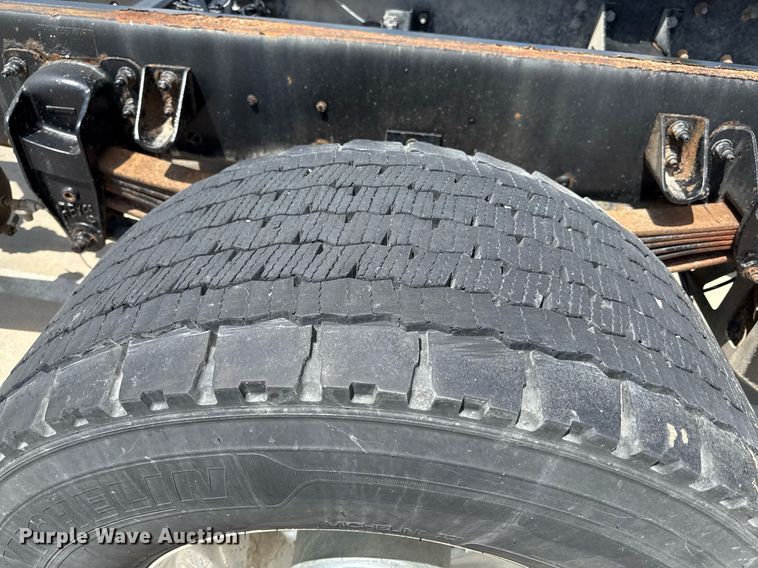 image for item ED4273 2011 Kenworth T370  truck cab and chassis