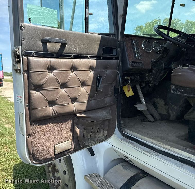 image for item ED4287 1998 International 9400 Eagle semi truck