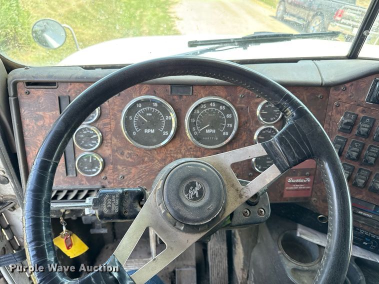 image for item ED4287 1998 International 9400 Eagle semi truck